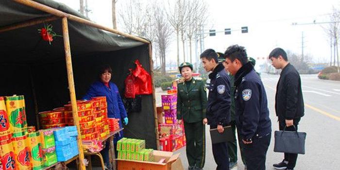潍坊经济警方对辖区烟花爆竹零售摊点进行安全
