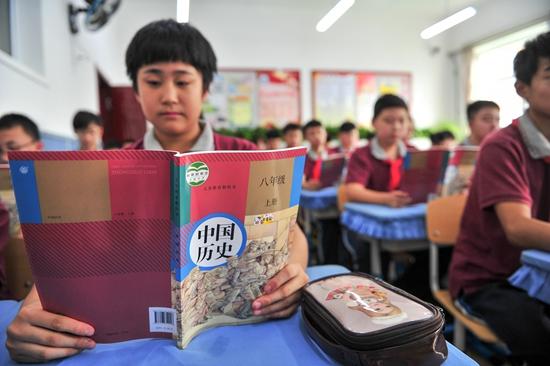 9月1日,辽宁沈阳,第134中学的学生使用新版历史教材。
