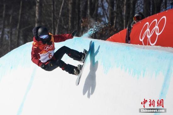 当地时间2月13日上午,平昌冬奥会单板滑雪女子U型池决赛结束全部争夺,中国选手刘佳宇以89.75分获得亚军。<a href='http://www.chinanews.com/'>中新社</a>记者 崔楠 摄