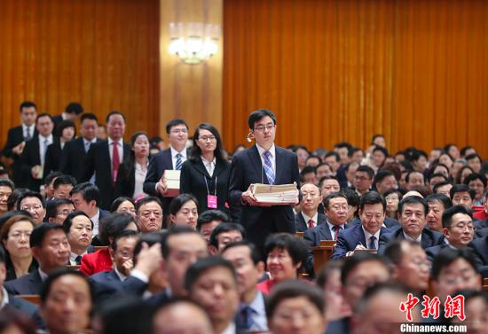 3月11日下午,十三届全国人大一次会议在北京人民大会堂举行第三次全体会议,表决通过《中华人民共和国宪法修正案》。图为工作人员在发票。 <a href='http://www.chinanews.com/'>中新社</a>记者 刘震 摄