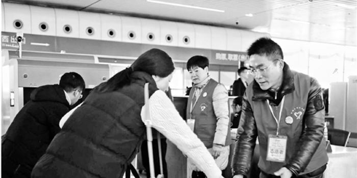 杭州两火车站日客流量创纪录客运员一天暴走两