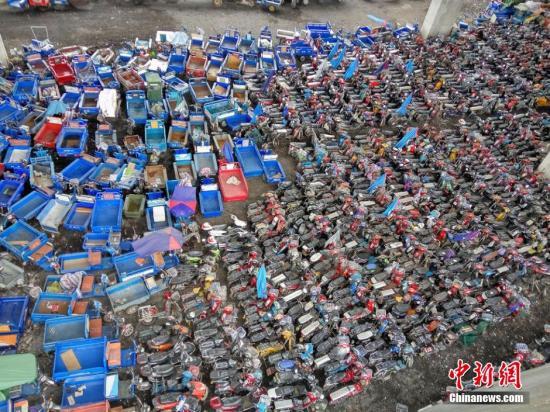 资料图:深圳市查扣的电动三轮车、电动自行车堆积如山。 图片来源:视觉中国