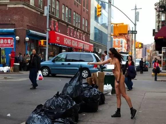 赤身裸体逛纽约，这位模特6年来坚持裸奔拍摄从来不穿！