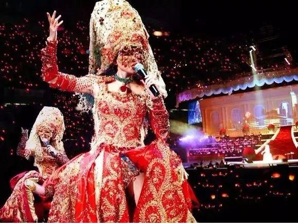 梅艳芳身穿婚纱，在生前最后一场演唱会上的人生独白，唱哭了全世界...