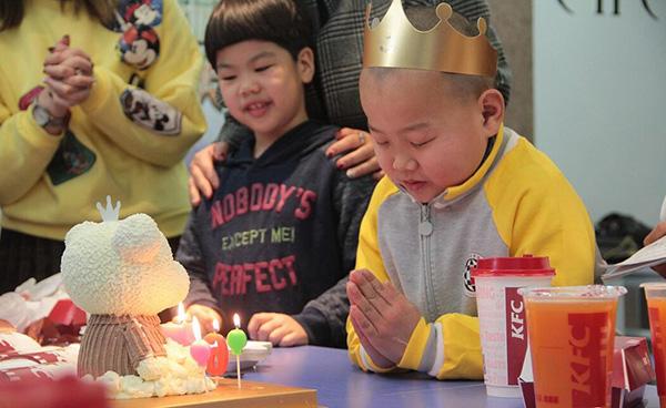 青岛“6岁快递男孩”暂被安顿在福利院 过了生平第一个生日