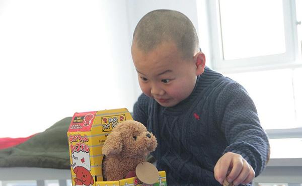 青岛“6岁快递男孩”暂被安顿在福利院 过了生平第一个生日