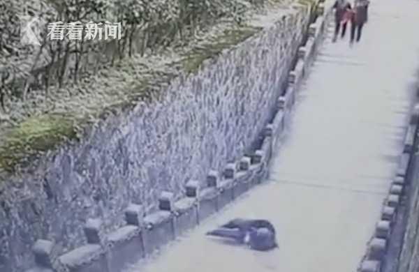 疑玩手机入迷忘记背后无依靠 男子从九华山近8米高台阶意外坠亡