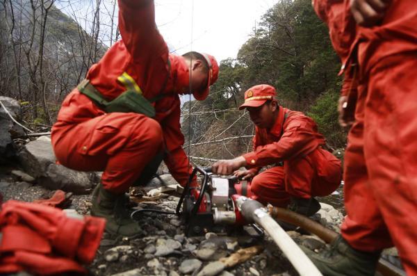 直击丨1580人、4架直升机参与四川雅江森林火灾扑救