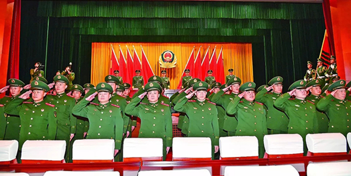 武警部队首次集中举行高级士官晋升警衔仪式(