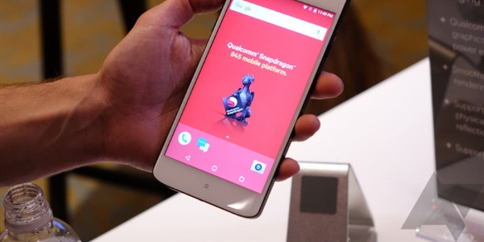 骁龙845公版参考真机上手体验:竟比骁龙660\/8