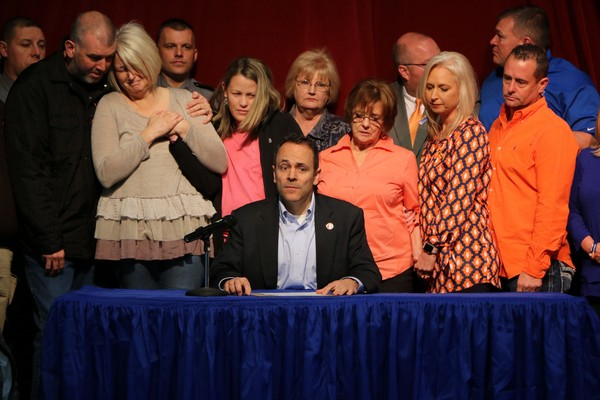 肯塔基州州长柏文(中)与受害学生家长。