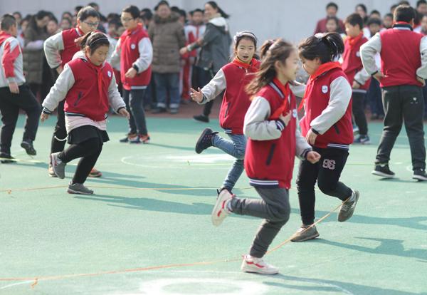 无锡夹城里小学“小豆荚们”花式跳皮筋彰显传统游戏魅力