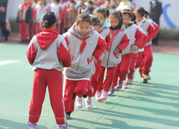 无锡夹城里小学“小豆荚们”花式跳皮筋彰显传统游戏魅力