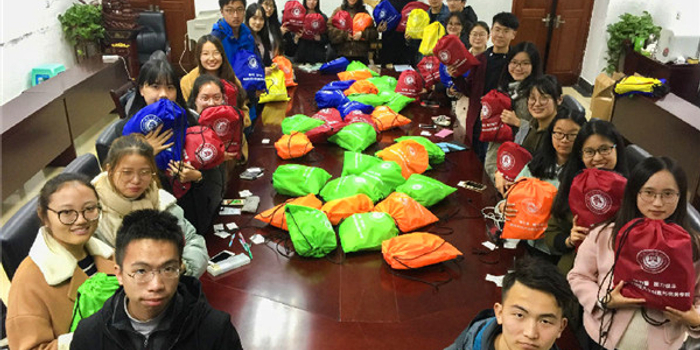 南财大学生缴纳爱心税,帮助新疆零冻地区青少