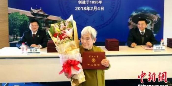 81岁学霸奶奶今天从天津大学毕业,代表毕业