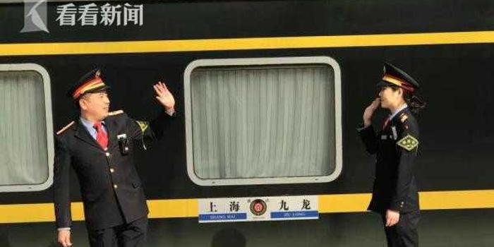 2018年春运,在开往香港九龙z99次列车上,有一对夫妻格外引人注目,他们