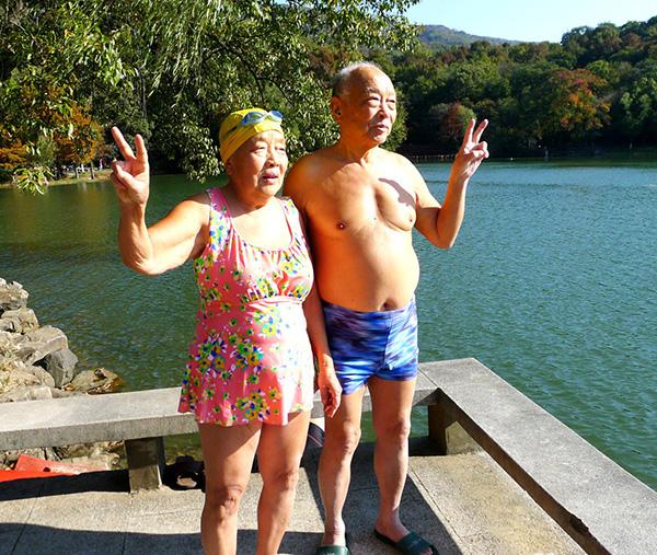 南京有对“最年长冬泳伉俪”：冬泳20年，90岁坚持下水