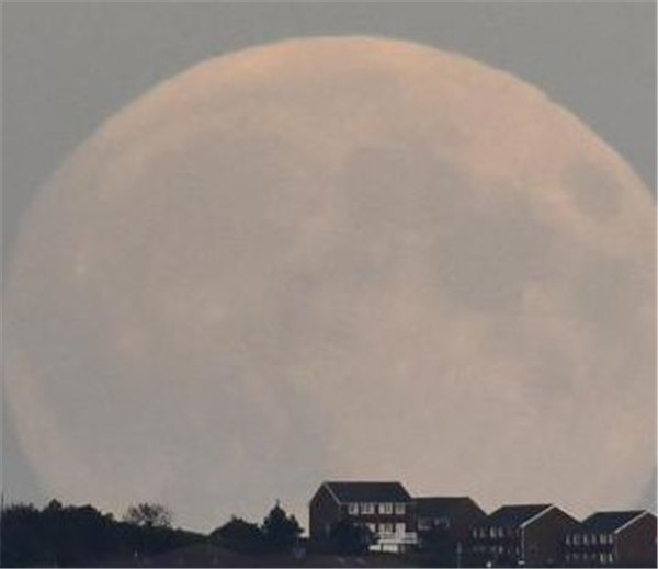 资料图:当地时间2015年9月27日,英国南部城市布莱顿,一轮巨大的“超级血月”当空悬挂。