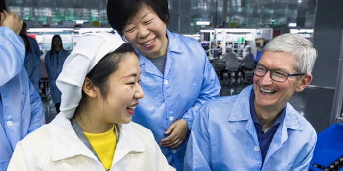苹果CEO库克参观Airpods中国代工厂:与一线女