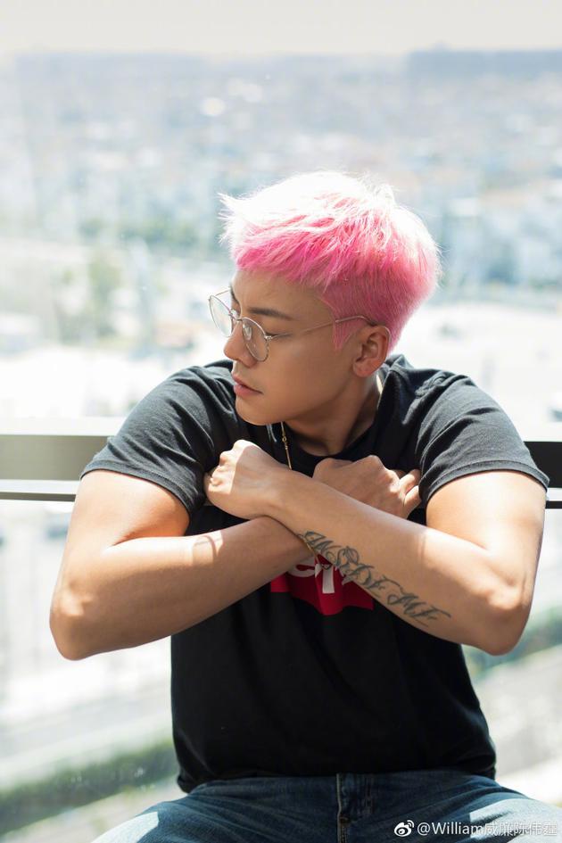 又换发色？陈伟霆新染粉发个性十足显潮男本色