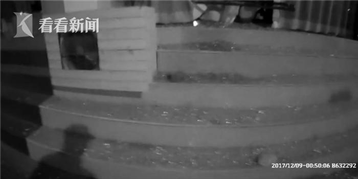 警察恶搞砸玻璃的视频,警察恶搞砸玻璃的视频大全