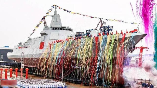 图为055驱逐舰下水画面