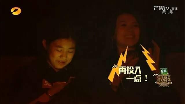 章子怡评委当上瘾让汪峰站着听训，这阵仗就连俩女儿都见怪不怪