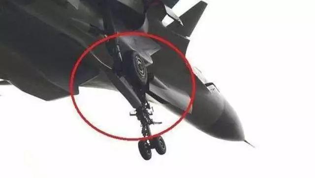 ▲弹射型舰载机的标志:加强的前起落架