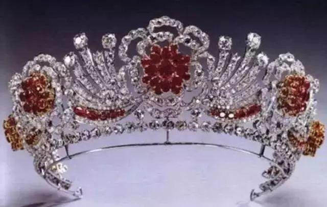 英国女王皇冠图鉴：全世界最知名的钻石都在她脑袋上
