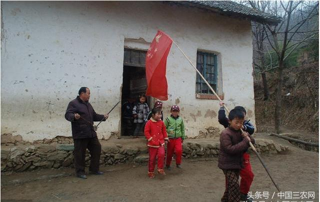 中国式教育 农村父母城市买房上学!望子成龙是现实还是无奈?