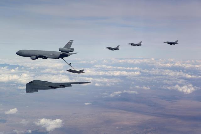 美国空军B-2战略轰炸机等待空中加油