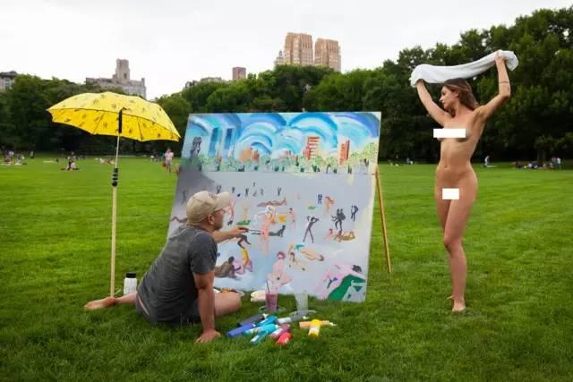 赤身裸体逛纽约，这位模特6年来坚持裸奔拍摄从来不穿！