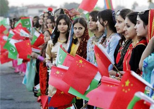资料图:巴方欢迎队伍手持的中国国旗
