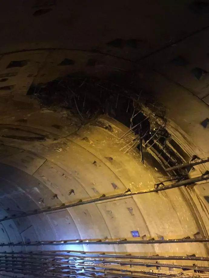危险！深圳地铁隧道被打桩机打穿！列车撞上受损严重，大量乘客滞留