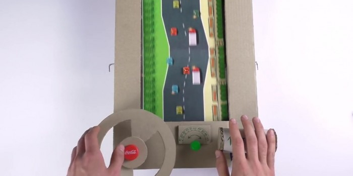 大神用纸板做了款赛车游戏 有方向盘和刹车