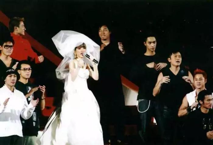 梅艳芳身穿婚纱，在生前最后一场演唱会上的人生独白，唱哭了全世界...