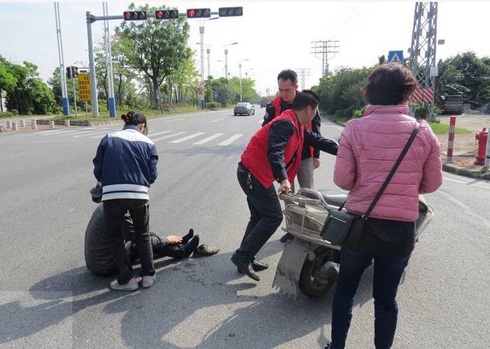 乐善九江｜街坊不幸出事故，这群志愿者好心出手帮助