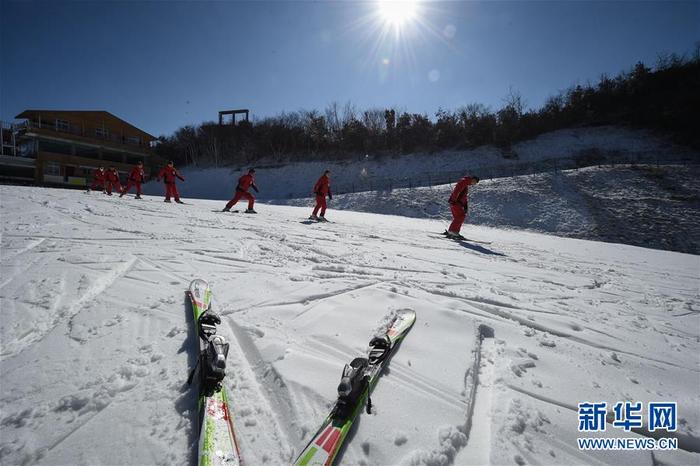 缺雪也挡不住热情！外媒称中国孩子正爱上冬季运动