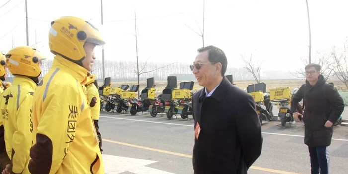 全国政协委员姜耀东走近外卖送餐员:你们很了
