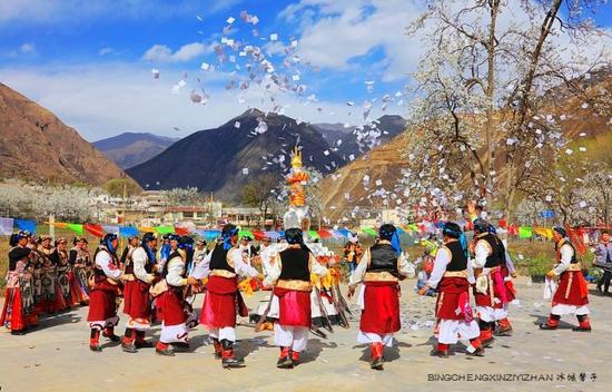 走近<a href='http://travel.sina.com.cn/jinchuan-lvyou/?from=b-keyword' ><em>金川</em></a>神秘的嘉绒藏戏、马尔锅庄民族风