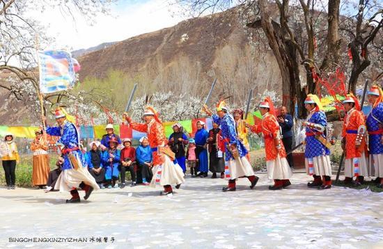 走近<a href='http://travel.sina.com.cn/jinchuan-lvyou/?from=b-keyword' >金川</a>神秘的嘉绒藏戏、马尔锅庄民族风
