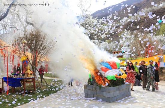 走近<a href='http://travel.sina.com.cn/jinchuan-lvyou/?from=b-keyword' >金川</a>神秘的嘉绒藏戏、马尔锅庄民族风