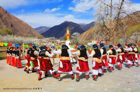 走近<a href='http://travel.sina.com.cn/jinchuan-lvyou/?from=b-keyword' >金川</a>神秘的嘉绒藏戏、马尔锅庄民族风