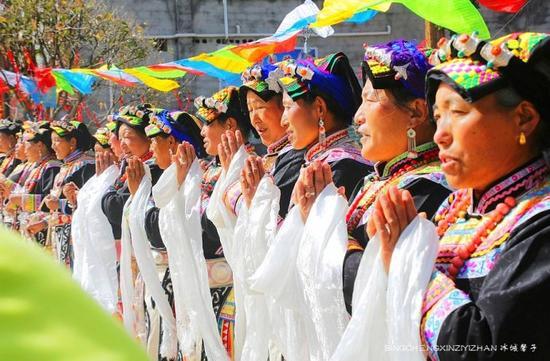 走近<a href='http://travel.sina.com.cn/jinchuan-lvyou/?from=b-keyword' >金川</a>神秘的嘉绒藏戏、马尔锅庄民族风