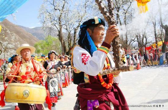 走近<a href='http://travel.sina.com.cn/jinchuan-lvyou/?from=b-keyword' >金川</a>神秘的嘉绒藏戏、马尔锅庄民族风
