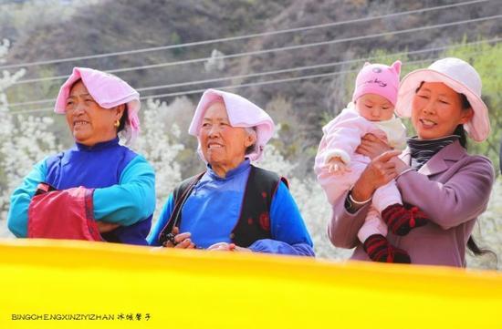 走近<a href='http://travel.sina.com.cn/jinchuan-lvyou/?from=b-keyword' >金川</a>神秘的嘉绒藏戏、马尔锅庄民族风