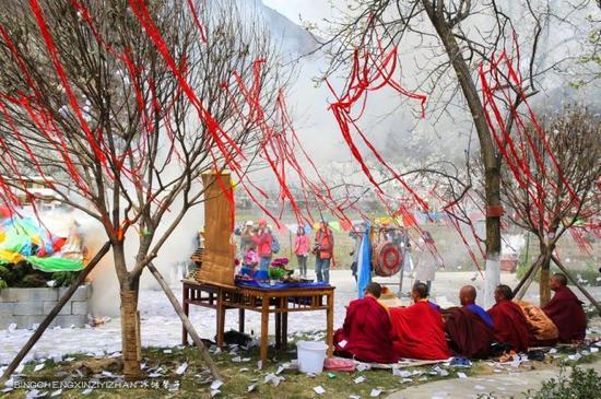 走近<a href='http://travel.sina.com.cn/jinchuan-lvyou/?from=b-keyword' >金川</a>神秘的嘉绒藏戏、马尔锅庄民族风