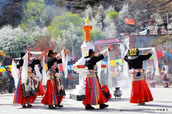 走近<a href='http://travel.sina.com.cn/jinchuan-lvyou/?from=b-keyword' >金川</a>神秘的嘉绒藏戏、马尔锅庄民族风