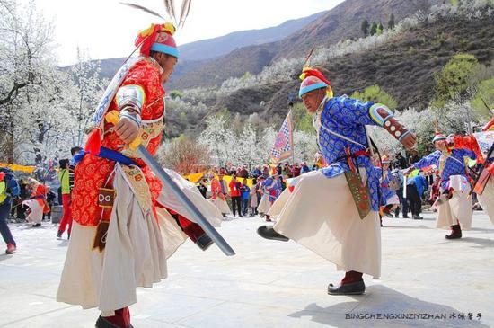 走近<a href='http://travel.sina.com.cn/jinchuan-lvyou/?from=b-keyword' ><em>金川</em></a>神秘的嘉绒藏戏、马尔锅庄民族风