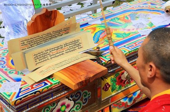 走近<a href='http://travel.sina.com.cn/jinchuan-lvyou/?from=b-keyword' >金川</a>神秘的嘉绒藏戏、马尔锅庄民族风